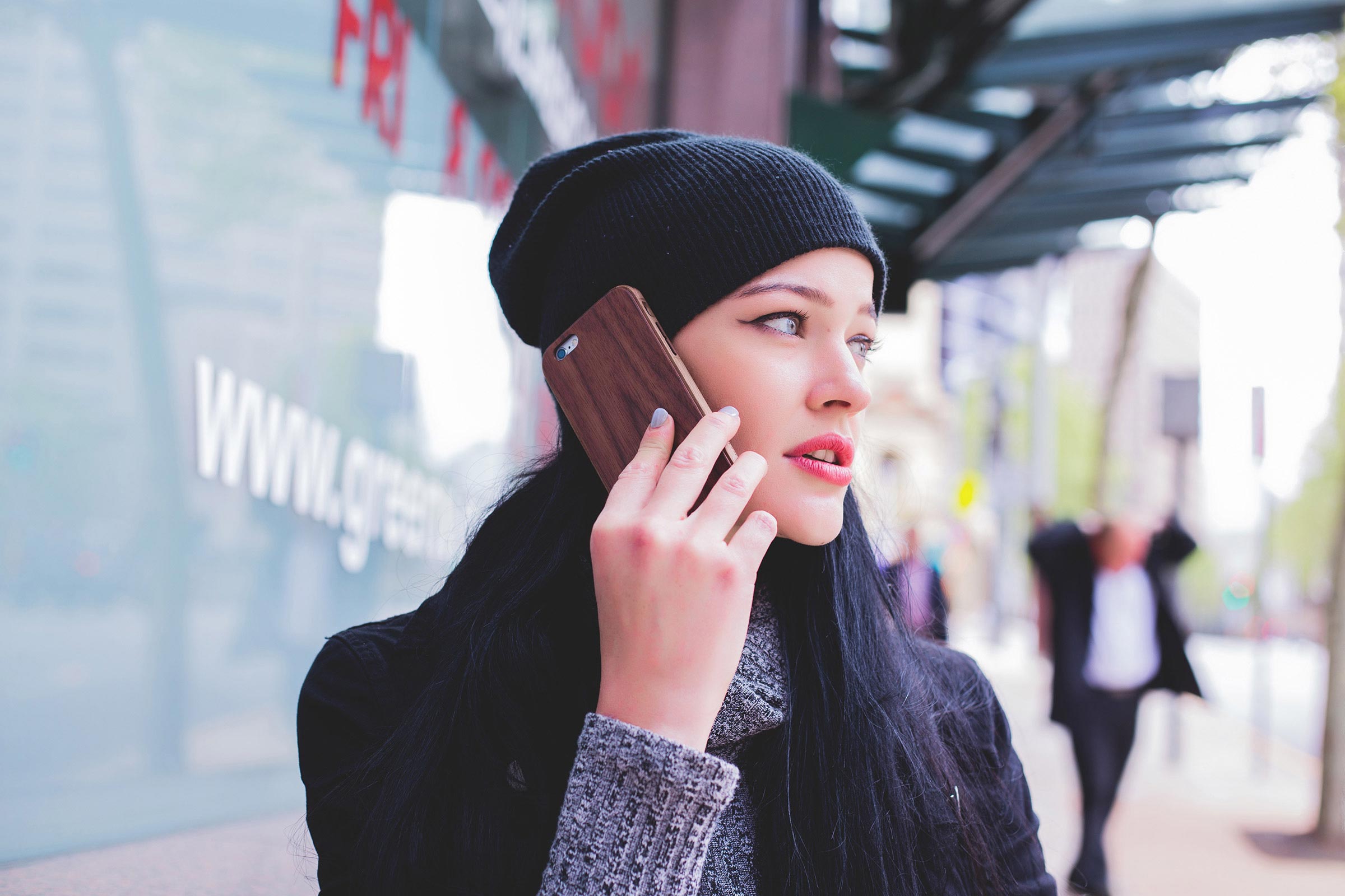 Smartphone turns your body into an antenna